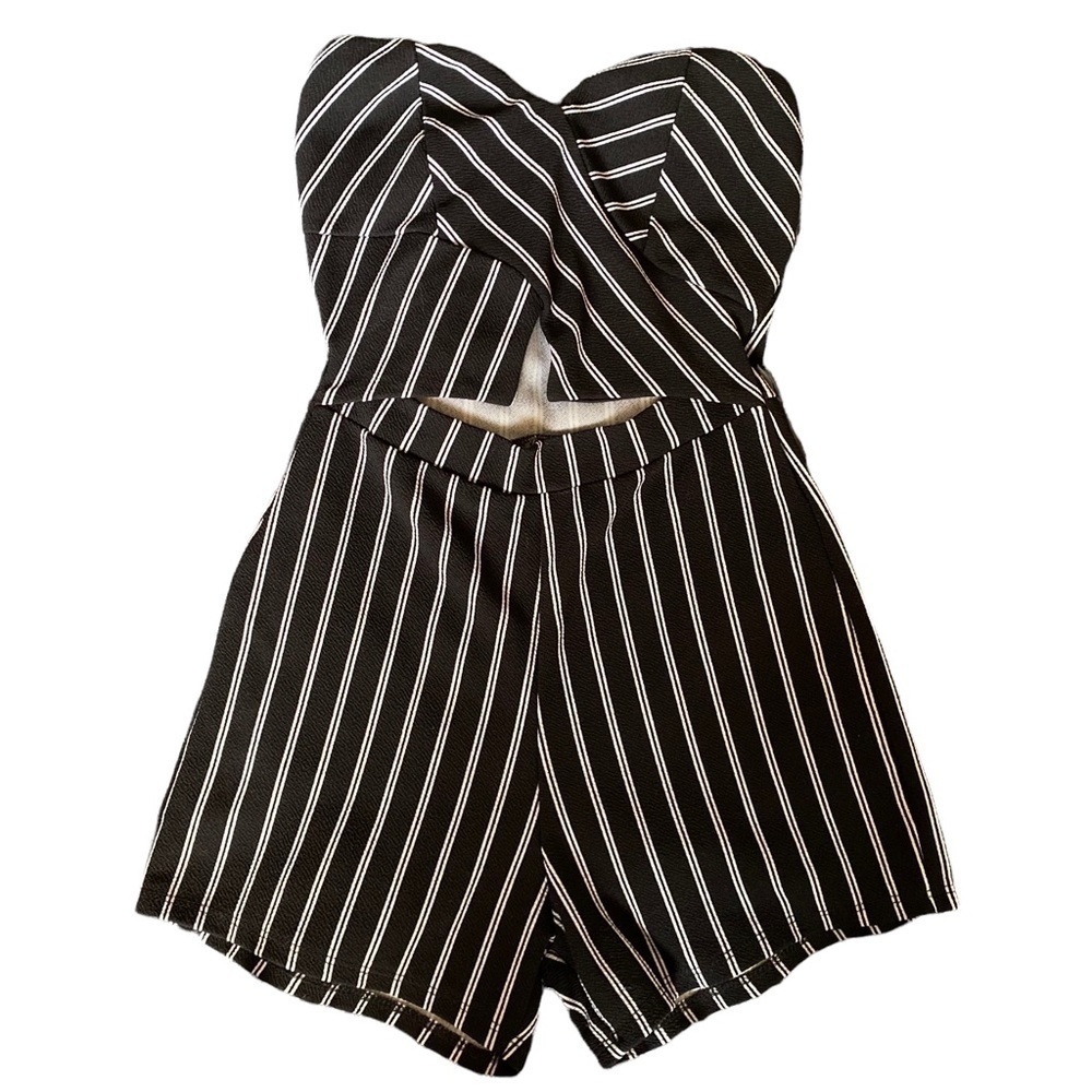 𝅺black and White Strapless Keyhole Romper